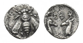 IONIA, Ephesos. Diobol (Circa 390-330 BC).
Obv: Bee; dotted border.
Rev: E-Φ Above two stags heads face to face.
SNG SNG Turkey 1.1, 194; SNG Cop.,...