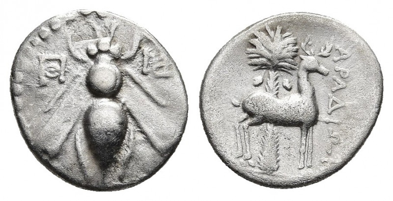 PHOENICIA, Arados. Drachm (Circa 172/1-111/0 BC.).
Obv: Bee; monogram (date) to...