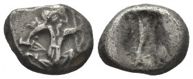 ACHAEMENID EMPIRE. Time of Artaxerxes I to Xerxes II (Circa 455-420 BC). AR Siglos. Sardes.
Obv: Persian king in kneeling-running stance right, holdi...