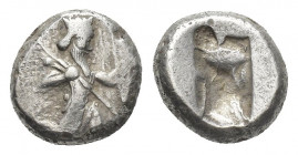 ACHAEMENID EMPIRE. Time of Darios I to Xerxes II (485-420 BC). AR Siglos. Sardes.
Obv: Persian king in kneeling-running stance right, holding spear a...