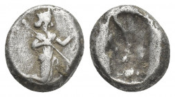 ACHAEMENID EMPIRE. Time of Darios I to Xerxes II (485-420 BC).AR Siglos. Sardes.
Obv: Persian king in kneeling-running stance right, holding spear an...