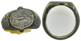 ANCIENT OTTOMAN BRONZ RİNG (circa 13th-16th AD)
Ottoman period figurative decorated bronze ring.
Condition : See picture.
Weight : 8.74 gr