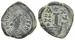 JUSTINIAN I (527-565 AD). Decanummium.
Obv: D N IVS [TINIA] NVS P P [AVG].
Diademed, draped and cuirassed büst of Justinian I right.
Rev: Large I b...