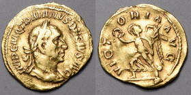 TRAJAN DECE (259-251). Aureus (3,67 g) Rome .
A/ IMP CMQ TRAIANVS DECIUS AVG. Son buste drapé et couronné à droite.
R/ VICTORIA AVG. Victoire marchant...