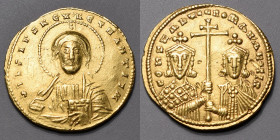 CONSTANTIN VII et ROMAIN II (913-959). Solidus (945-959) 4,38 g. A/ Buste du Christ de face tenant les évangiles.
R/ Bustes de Constantin de face et ...