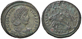 Costanzo II (337-361) Follis (Costantinopoli) Busto diademato a d. - R/ Soldato colpisce un nemico a terra - RIC 82 e segg. AE (g 6,82)