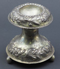 ARGENTI Porta uovo in argento cesellato floreale. punzone austroungarico secolo XIX sec. 215g. Piccolo difetto al bordo.