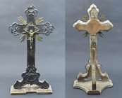 ARGENTI Croce in argento sbalzato su supporto ligneo e crocefisso in bronzo dorato. Privo di punzoni. Fine XVIII sec.