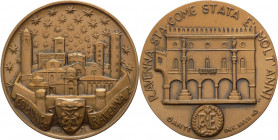 Italia - Medaglia 1971 comemorativa delle Chiese della città di Ravenna rappresentate entro mura entro un campo stellato e su nastro sul dritto - mm 5...