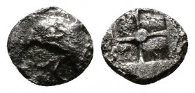 (Silver. 0.37g 7mm) Ionia. Phokaia circa 600-500 BC. Tetartemorion AR
Head of griffin left
Rev: Quadripartite incuse square.
BMC 88-9