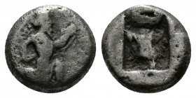 (Silver. 1.21g 10mm) ACHAEMENID EMPIRE. Time of Darios I to Xerxes I (Circa 505-480 BC). 1/3 Siglos. Sardes.
Persian king in kneeling-running stance ...