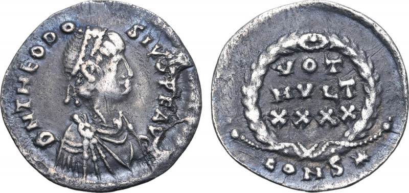 Theodosius II AR Siliqua. Constantinople, AD 438-450. D N THEODOSIVS P F AVG, pe...