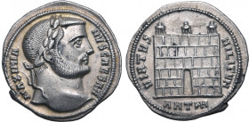 Galerius, as Caesar, AR Argenteus. Antioch, AD 297. MAXIMIANVS CAESAR, laureate head to right / VIRTVS MILITVM, three-turreted camp gate without doors...
