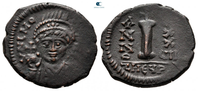 Justinian I AD 527-565. Theoupolis (Antioch)
Decanummium Æ

20 mm, 3,92 g

...