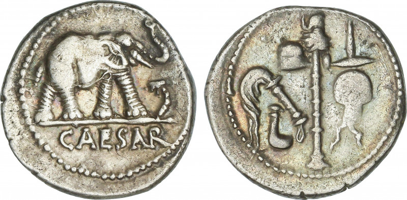 Denario. Acuñada el 54-51 a.C. JULIO CÉSAR. Anv.: CAESAR. Elefante a derecha, de...