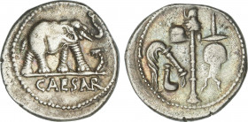 Denario. Acuñada el 54-51 a.C. JULIO CÉSAR. Anv.: CAESAR. Elefante a derecha, delante una serpiente. Rev.: Símpulo, aspersorio, hacha y apex. 3,8 grs....
