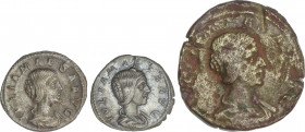 Lote 3 monedas Sestercio y Denario (2). Acuñadas el 223 d.C. JULIA MAESA. AE y AR. Diferentes. A EXAMINAR. BC+ a MBC+.