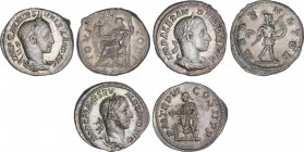 Lote 3 monedas Denario. Acuñada el 222-235 d.C. ALEJANDRO SEVERO. A EXAMINAR. Rev.: IOVI VLTORI. Júpiter sentado a izquierda con cetro y Victoria, MAR...