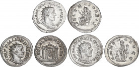 Lote 3 monedas Antoniniano. Acuñadas el 244-249 d.C. FILIPO I. AR. Reversos: ANNONA AVGG, SAECVLVM NOVVM y SECVRIT ORDIS. Calidad alta. Brillo origina...