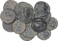 Lote 16 monedas Medio Centenional. Acuñadas el 330-335 d.C. CONSTANTINO I. Rev.: (12x) GLORIA EXERCITVM, (2x) VN.MR Constantino velado y (2x) Anepígra...