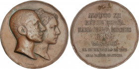 Medalla Boda Real. 23 Enero 1878. Anv.: Bustos sobrepuestos a derecha. Rev.: Leyenda en 7 líneas. Br. Ø 70 mm. Grabador: G. Sellán. (Golpes). V-476; V...