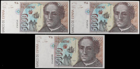 Lote 3 billetes 5.000 Pesetas. 12 Octubre 1992. Colón. Sin Serie pareja correlativa y serie S. Ed-484 (2), 484a. SC.