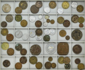 Lote 61 fichas publicitarias y jetones. Siglo XX. Al, AE, Br, Latón. La mayoria españolas y de Barcelona. Incluye: Cobre Riztolz contra el colera, Tos...