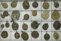 Lote 26 medallas religiosas. Siglo XVIII y XIX. Muchas: ROMA. Br. Ø 18 a 45 mm. Interesante lote de medallas antiguas de santos y religiosas, la mayor...