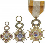 Lote 3 Cruces de Caballero de la Orden de Isabel la Católica. Metal dorado y esmaltes. Ø 30, 32 y 42 mm. Las tres con corona solidaria y anilla. A una...