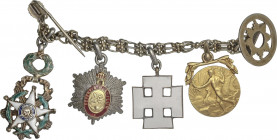 Lote de 4 miniaturas en cadenita. PARAGUAY(?). AU, AR, metal gris y esmaltes. Contiene cuatro medallas en miniatura prendidas en cadenita de plata con...