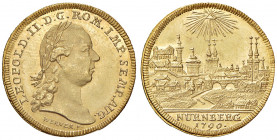 Leopold II. 1790 - 1792
Deutschland, Nürnberg. 1 Dukat, 1790. Stempel von J. P. Werner. Stadtansicht von Westen // Kopf Leopolds II. rechts
3,47g
Kell...