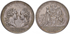 Maria Theresia 1740 - 1780
Ag Medaille, 1770. auf die Vermählung M. Antonias (Antoinettes) mit Douphine Louis, Av. die Köpfe des Brautpaares einander ...