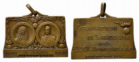 SAVOIA. Granatieri di Sardegna. Medaglia 250° anniversario 1659-1909. Coniazione S.Johnson AE (18,17 g - 26x41 mm). Ritratti di Carlo Emanuele II e Vi...
