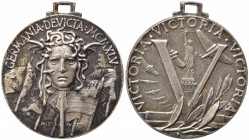 ITALIA. Regia zecca. Medaglie commemorative per la fine della guerra (1945). D/VICTORIA VICTORIA VICTORIA; R/GERMANIA DEVICTA MCMXLV. AE argentato (16...