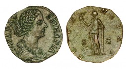 FAUSTINA II. Sestercio. R/ Aeteritas sosteniendo Fénix sobre globo y apoyada en una columna. Ly.: AETERNITAS S C. SM-5222. Pát. verde. 24,59 g. Buen e...