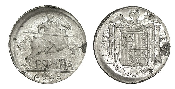 5 CÉNTIMOS. 1945. Desplazada 4h. 12%. Canto liso. Leve manchita. 1,15 g. RARA. S...