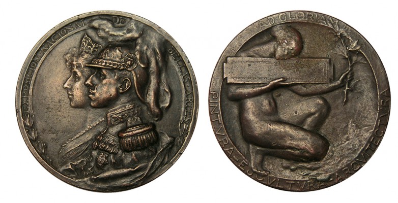 EXPOSICIÓN DE BARCELONA. Bustos de Alfonso XIII y María Victoria. Bronce. 1915. ...