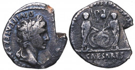 2 a.C- 14 d.C. Augusto. Denario. RIC162. Ag. 3,16 g. /Busto laureado de Augusto a derecha, alrededor leyenda: CAESAR AVGVSTVS DIVI F PATER PATRIAE /Ca...