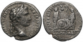 2 aC-14 dC. Augusto (27 aC-14 dC). Roma. Denario . RIC 207. Ag. 3,29 g. Busto laureado de Augusto a derecha, alrededor leyenda: CAESAR AVGVSTVS DIVI F...