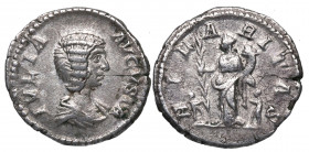 193-217 d.C. Julia Domna. Roma. Denario . RIC IV 557 Septimius Severus. Ag. 3,07 g.  IVLIA AVGVSTA. Busto de Julia Domna, pelo ondulado y enrollado en...