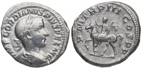 240 d.C. Gordiano III. Roma. Denario. RSC 234 – RIC 81. Ag. 4,00 g. PM TR P III COS PP. Emperador a caballo a izquierda. MBC+. Est.70.