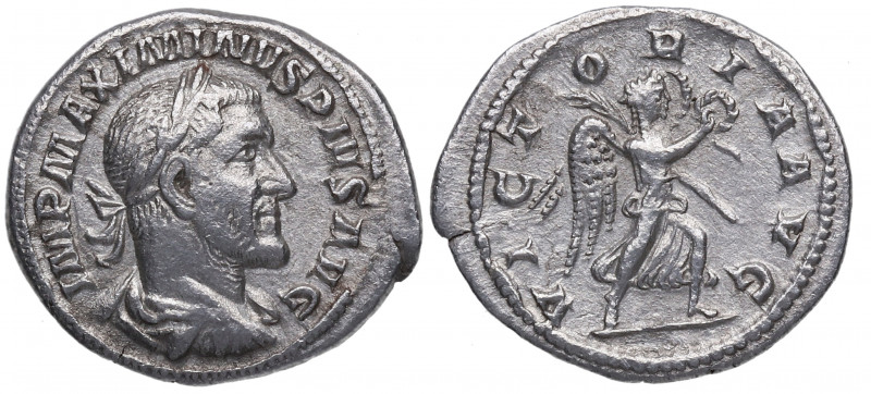 235/8 d.C. Maximino I. Roma. Denario. RSC 99 - RIC 16. Ag. 2,79 g. VICTORIA AVG....