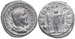 236 d.C. Maximino I. Roma. Denario. RSC 51 – RIC 2. Ag. 3,38 g. PM TR P II COS PP. Emperador entre estandarte. MBC+ / MBC. Est.70.