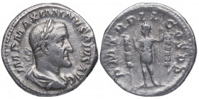 236 d.C. Maximino I. Roma. Denario. RSC 51 – RIC 2. Ag. 2,90 g. PM TR P II COS PP. Emperador entre estandarte. MBC+. Est.70.