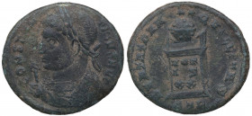 307-337 d.C. Constantino I (307-337). Treveri. AE3. Ae. 3,19 g. CONSTAN-TINVS AVG Laureado y busto de Constantino con manto a la izquierda, sosteniend...