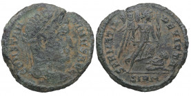 322-5 d.C. Constantino I (307-337). Sirmium. AE3. Ae. 2,45 g.  CONSTAN-TINVS AVG. Busto laureado a derecha /SARMATIA DEVICTA. . En exergo SIRM. 1ª Ofi...