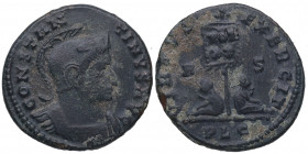 322-5 d.C. Constantino I (307-337). Lugdunum. AE3. Ae. 2,98 g. CONSTANTINVS AVG Busto con casco acorazado a la derecha. /VIRTVS EXERCIT S-F VOT XX PLC...