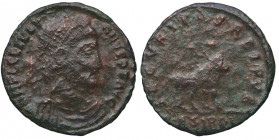 361-3 d.C. Juliano II. Sirmium. Maiorina. Ae. 5,70 g.  N FL CL IVLIANVS PF AVG /SECVRITAS REIPVB. 1ª Oficina. BC. Est.40.