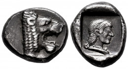 Caria. Knidos. Drachm. 490-465 BC. (Cahn 64/2 and pl. 15, 64 this coin, V31/R48). (Sng Cop-217 (same dies)). Anv.: Forepart of a roaring lion to right...