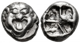 Mysia. Parion. Drachm. 5th century BC. (Sng BN-1351-2). Anv.: Facing gorgoneion with protruding tongue. Rev.: Disorganized linear pattern within incus...